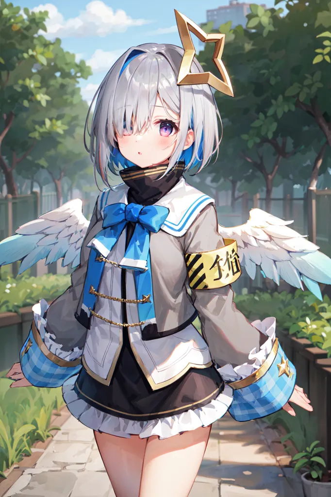 A imagem é de uma garota no estilo anime com cabelos brancos e azuis, olhos roxos e asas de anjo. Ela está usando um uniforme de marinheiro cinza e branco com um laço azul e uma braçadeira amarela com a palavra \