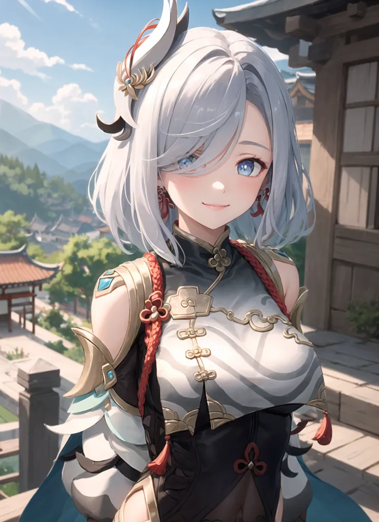 La imagen muestra a una chica de estilo anime con el cabello blanco y los ojos azules. Lleva un vestido de estilo cheongsam blanco y gris con acentos rojos y dorados. Tiene una sonrisa suave en su rostro y está de pie en un patio de estilo chino. El fondo es una imagen borrosa de un paisaje chino con montañas y un río.