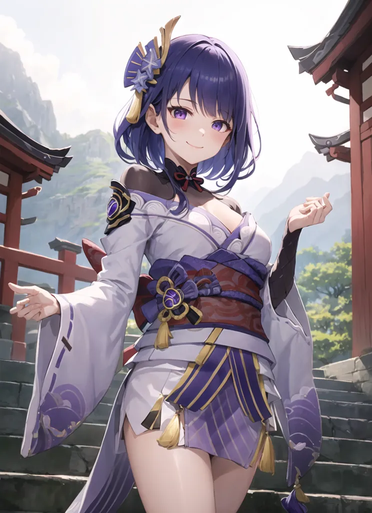 L'image représente une jeune femme aux cheveux et aux yeux violets. Elle porte un kimono blanc et violet avec un obi rouge. Elle se tient dans un cadre traditionnel japonais. Il y a des montagnes à l'arrière-plan et une porte torii rouge à sa droite. La femme sourit et a les bras tendus.