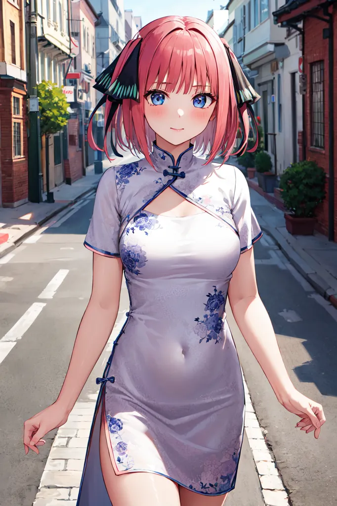 A imagem mostra uma jovem mulher com cabelo rosa e olhos azuis. Ela está usando um cheongsam branco e azul com um padrão floral. O cheongsam tem um colarinho alto e um corte lateral. Ela também está usando presilhas de borboleta pretas no cabelo. A mulher está em pé em uma rua com edifícios de estilo europeu de ambos os lados.